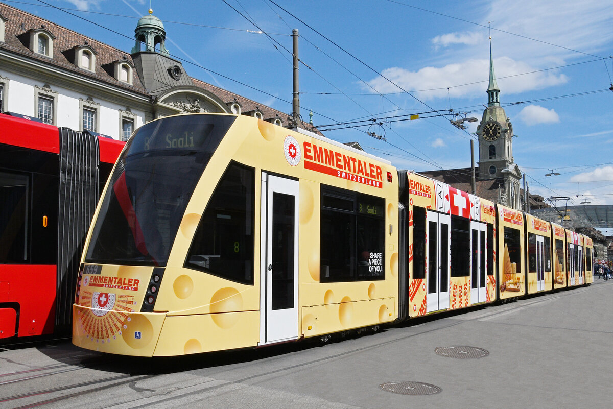 Be 6/8 Combino 659 mit der Werbung f�r Emmentaler K�se, auf der Linie 8, f�hrt am 20.04.2026 zur Haltestelle beim Bahnhof Bern.