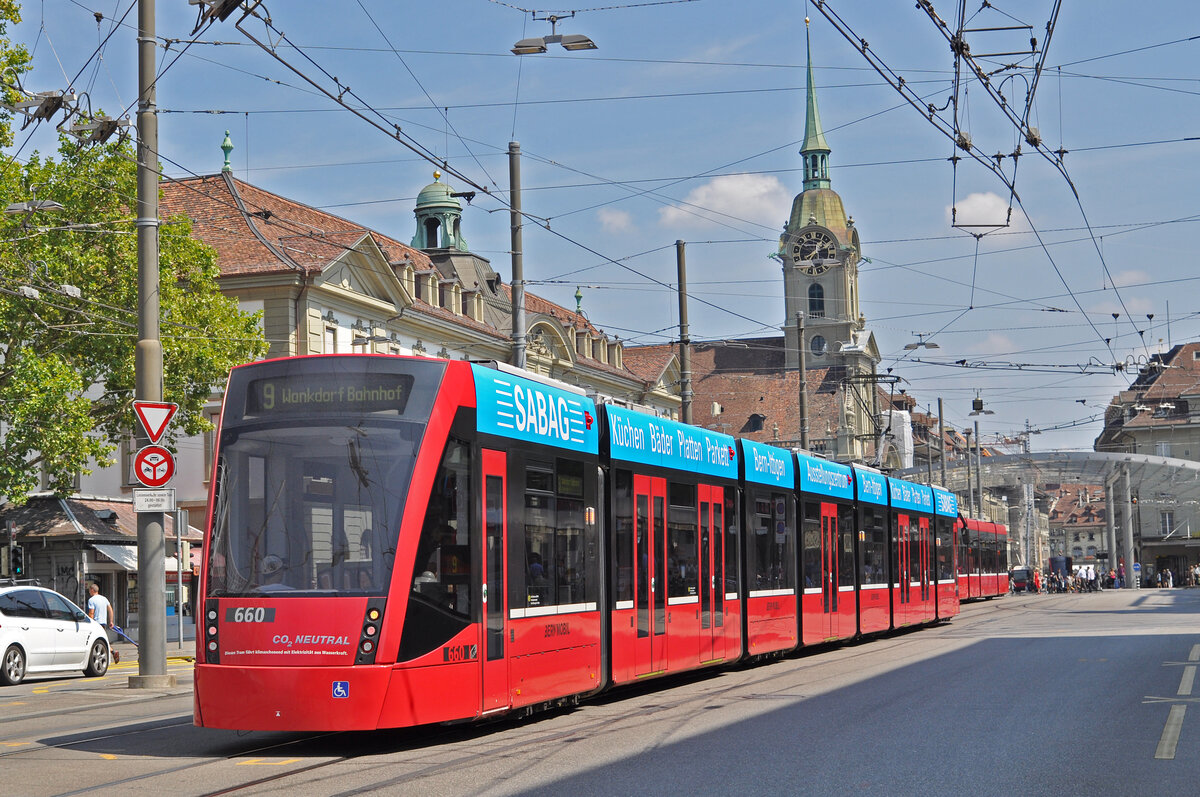 Be 6/8 Combino 660, auf der Linie 9, fährt am 12.08.2015 zur Haltestelle beim Bahnhof Bern.
