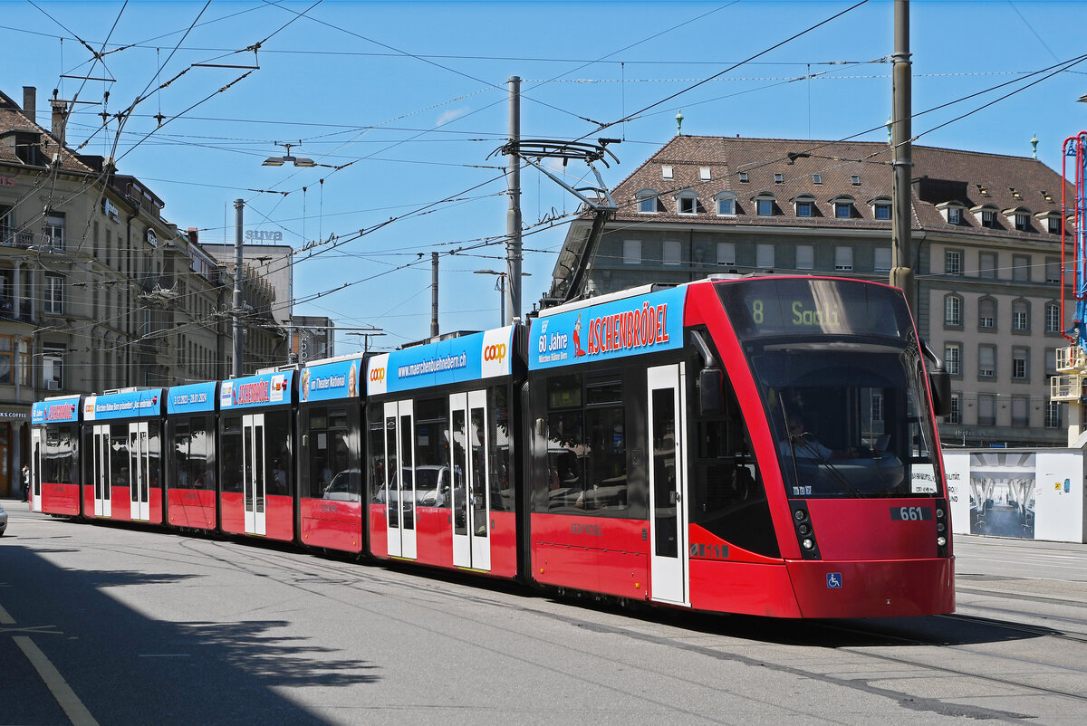 Be 6/8 Combino 661, auf der Linie 8, fährt am 20.07.2023 zur Haltestelle beim Bahnhof Bern.