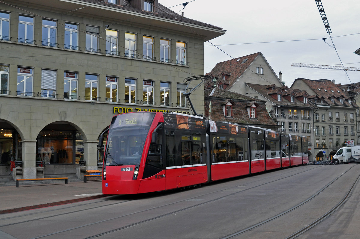 Be 6/8 Combino 663, auf der Linie 8, bedient die Haltestelle beim Casinoplatz. Die Aufnahme stammt vom 19.12.2018.