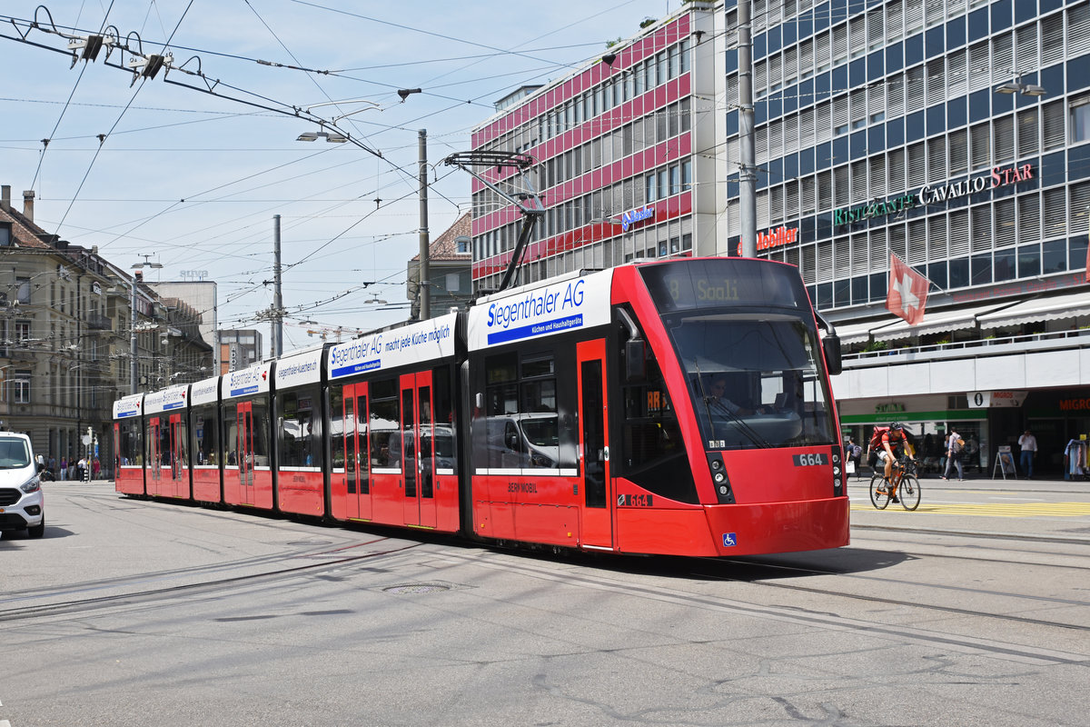 Be 6/8 Combino 664, auf der Linie 8, fährt zur Haltestelle beim Bahnhof Bern. Die Aufnahme stammt vom 25.06.2019.