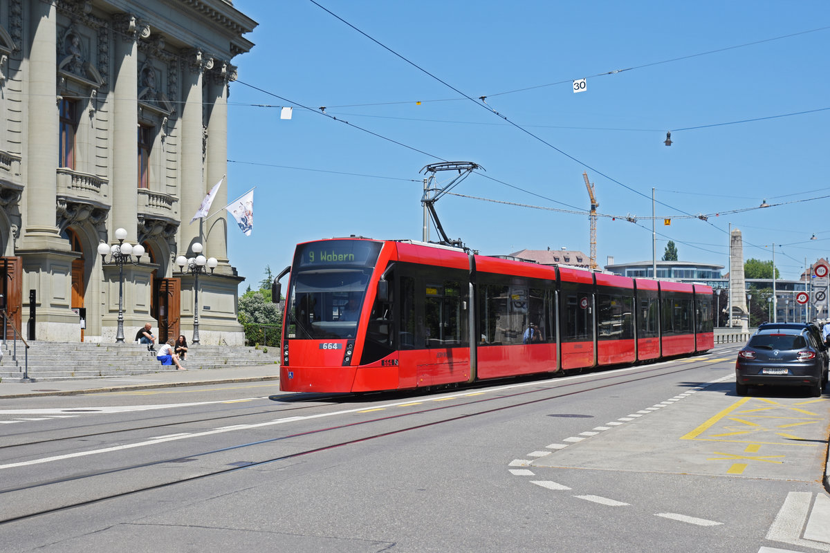 Be 6/8 Combino 664, auf der Linie 9, fährt zur Haltestelle Zytglogge. Die Aufnahme stammt vom 24.06.2020.