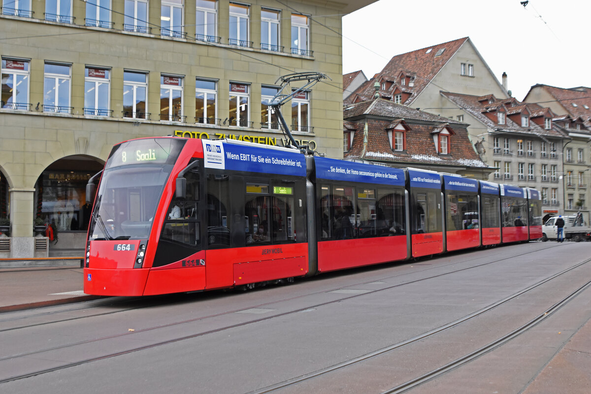 Be 6/8 Combino 664, auf der Linie 8, bedient die Haltestelle beim Casinoplatz. Die Aufnahme stammt vom 30.11.2021.