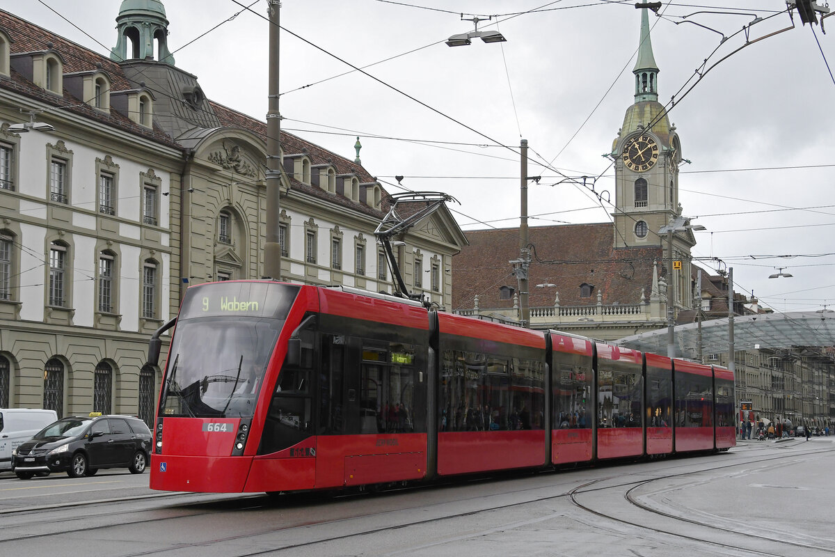 Be 6/8 Combino 664, auf der Linie 9, fährt am 17.04.2023 zur Haltestelle Hirschengraben.
