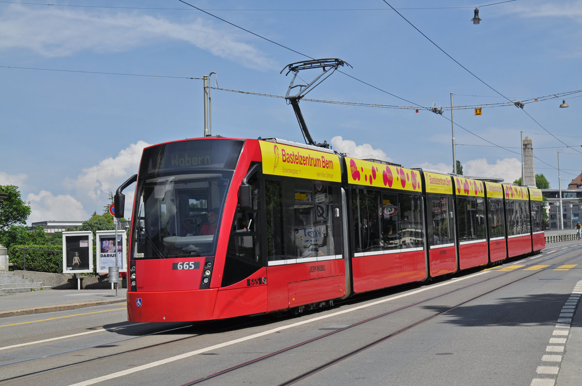 Be 6/8 Combino 665, auf der Linie 9, fährt zur Haltestelle Zytglogge. Die Aufnahme stammt vom 22.05.2018.