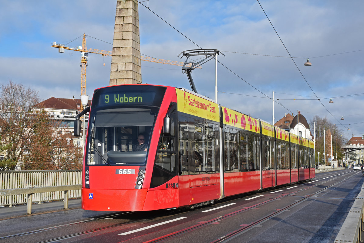 Be 6/8 Combino 665, auf der Linie 9, überquert die Kornhausbrücke. Die Aufnahme stammt vom 21.12.2019.
