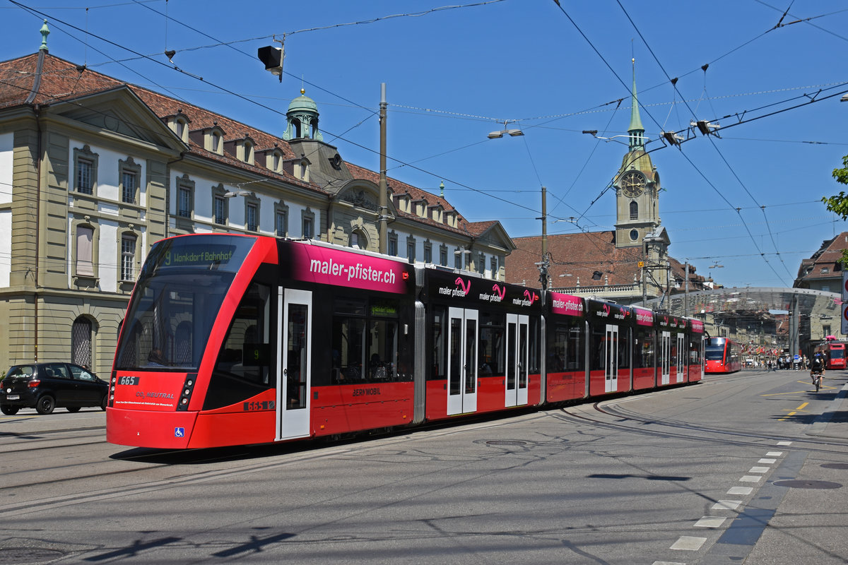 Be 6/8 Combino 665, auf der Linie 9, fährt zur Haltestelle beim Bahnhof Bern. Die Aufnahme stammt vom 24.06.2020.
