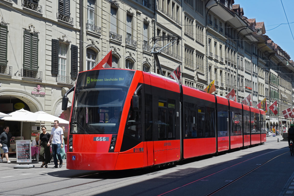 Be 6/8 Combino 666, auf der Linie 8, fährt durch die Spitalgasse. Die Aufnahme stammt vom 24.06.2020.