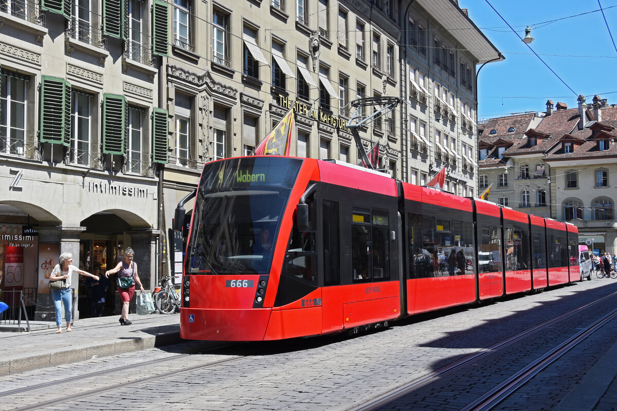 Be 6/8 Combino 666, auf der Linie 9, bedient am 08.07.2022 die Haltestelle Bärenplatz.