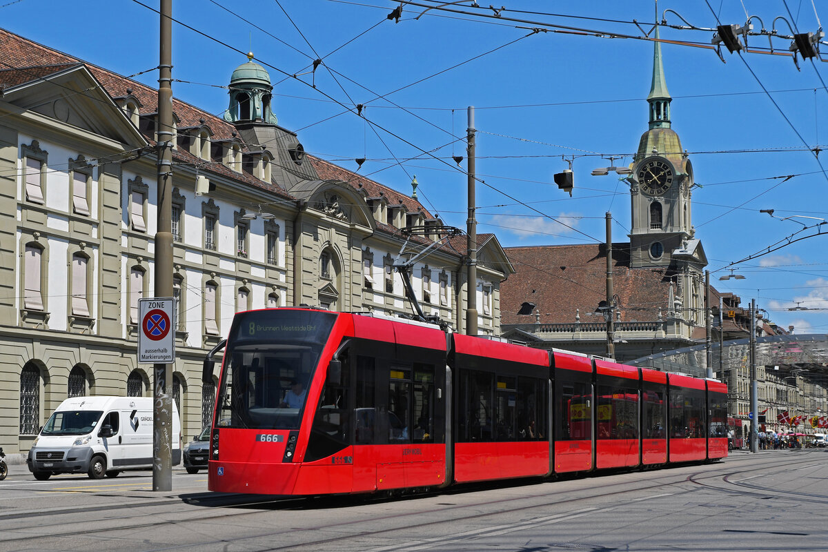 Be 6/8 Combino 666, auf der Linie 8, fährt am 20.07.2023 zur Haltestelle Hirschengraben.