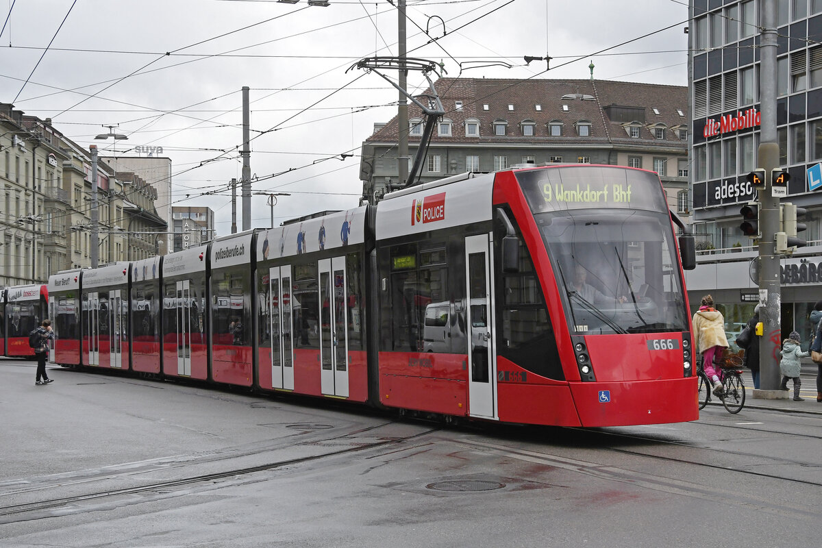 Be 6/8 Combino 666, auf der Linie 9, fährt am 17.04.2023 zur Haltestelle beim Bahnhof Bern.