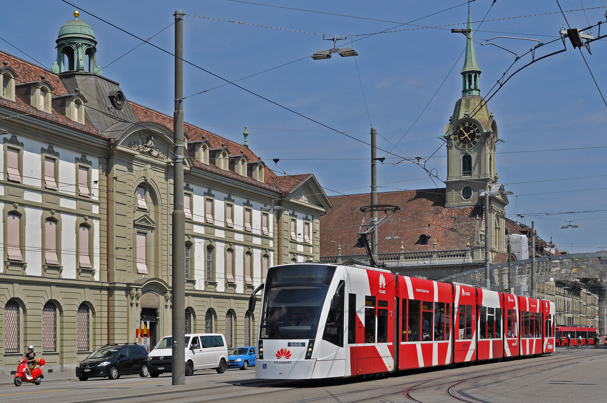 Be 6/8 Combino 666 mit der Huawei Werbung, auf der Linie 8, fährt am 12.08.2015 zur Haltestelle Hirschengraben.