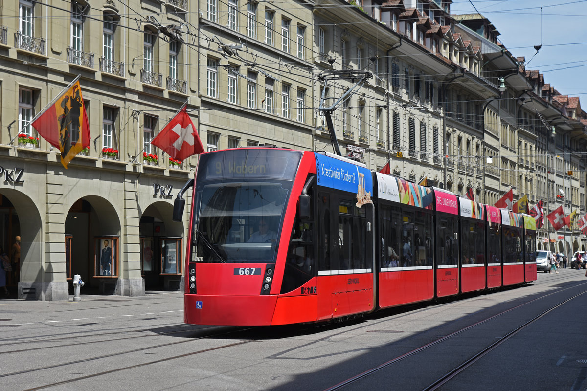 Be 6/8 Combino 667, auf der Linie 9, fährt durch die Spitalgasse. Die Aufnahme stammt vom 25.06.2019.