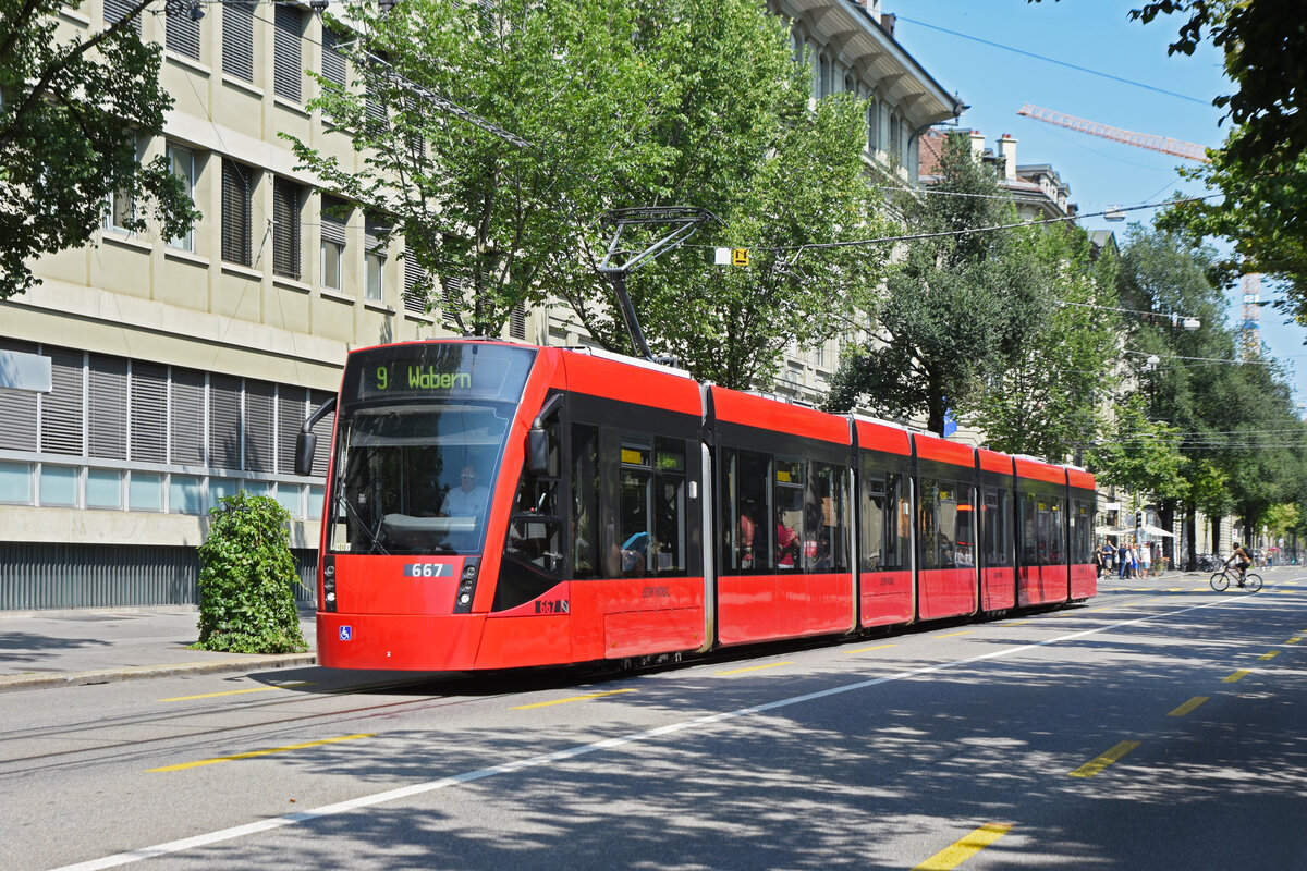 Be 6/8 Combino 667, auf der Linie 9, fährt durch die Bundesgasse. Die Aufnahme stammt vom 21.08.2021.