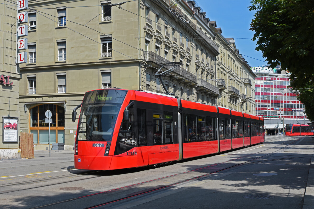 Be 6/8 Combino 667, auf der Linie 9, verlässt die Haltestelle Hirschengraben. Die Aufnahme stammt vom 21.08.2021.