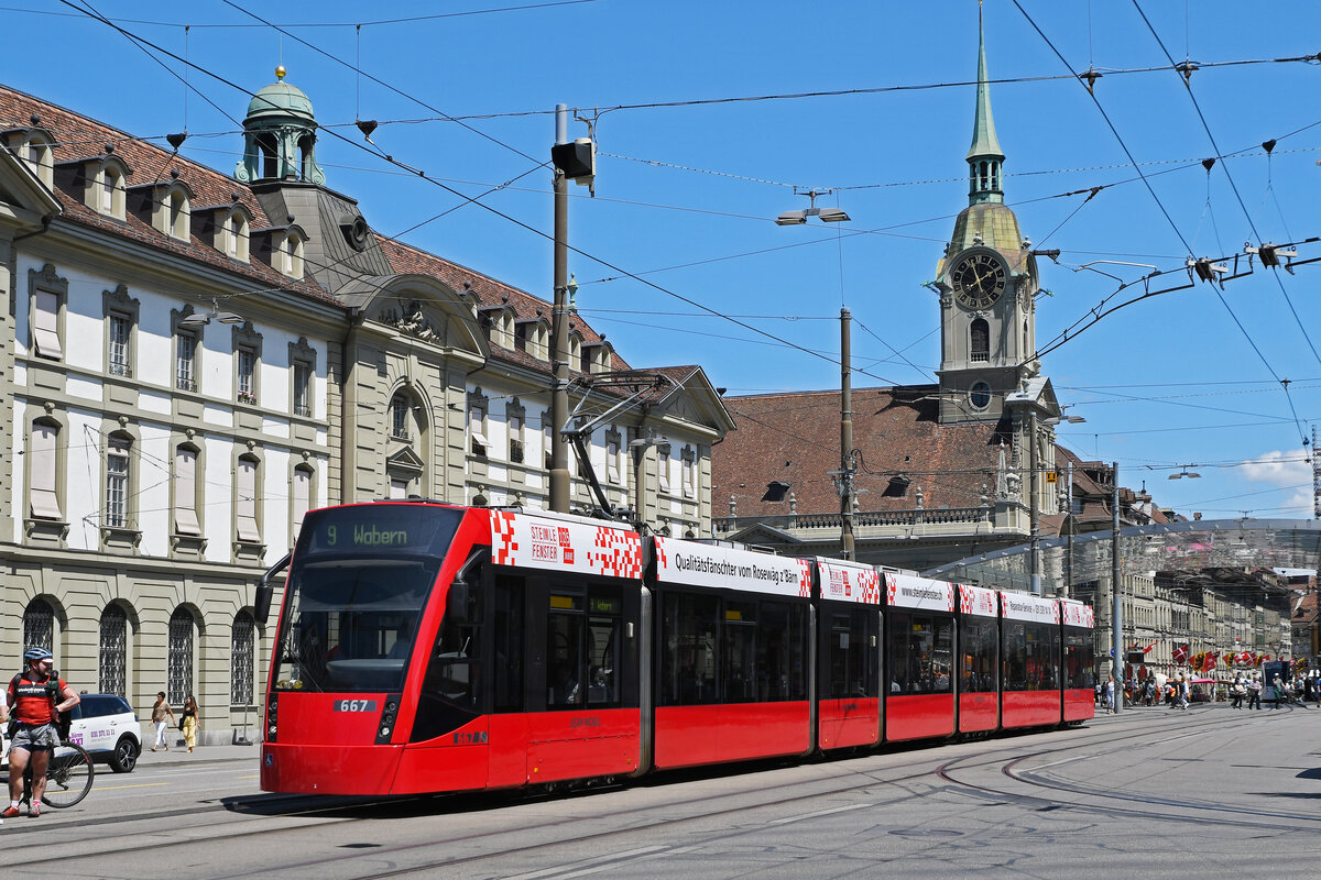 Be 6/8 Combino 667, auf der Linie 9, fährt am 20.07.2023 zur Haltestelle Hirschengraben.