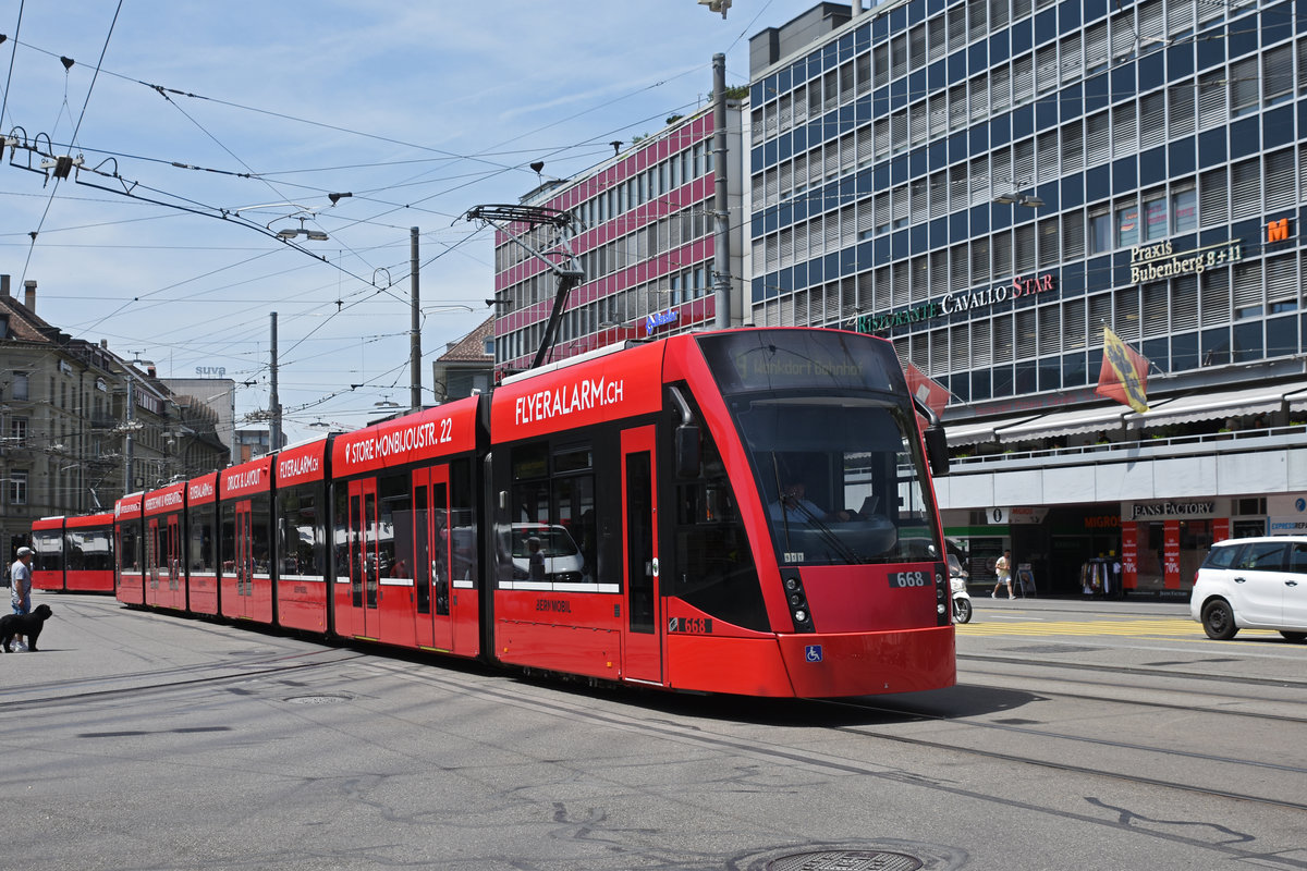 Be 6/8 Combino 668, auf der Linie 9, fährt zur Haltestelle beim Bahnhof Bern. Die Aufnahme stammt vom 25.06.2019.
