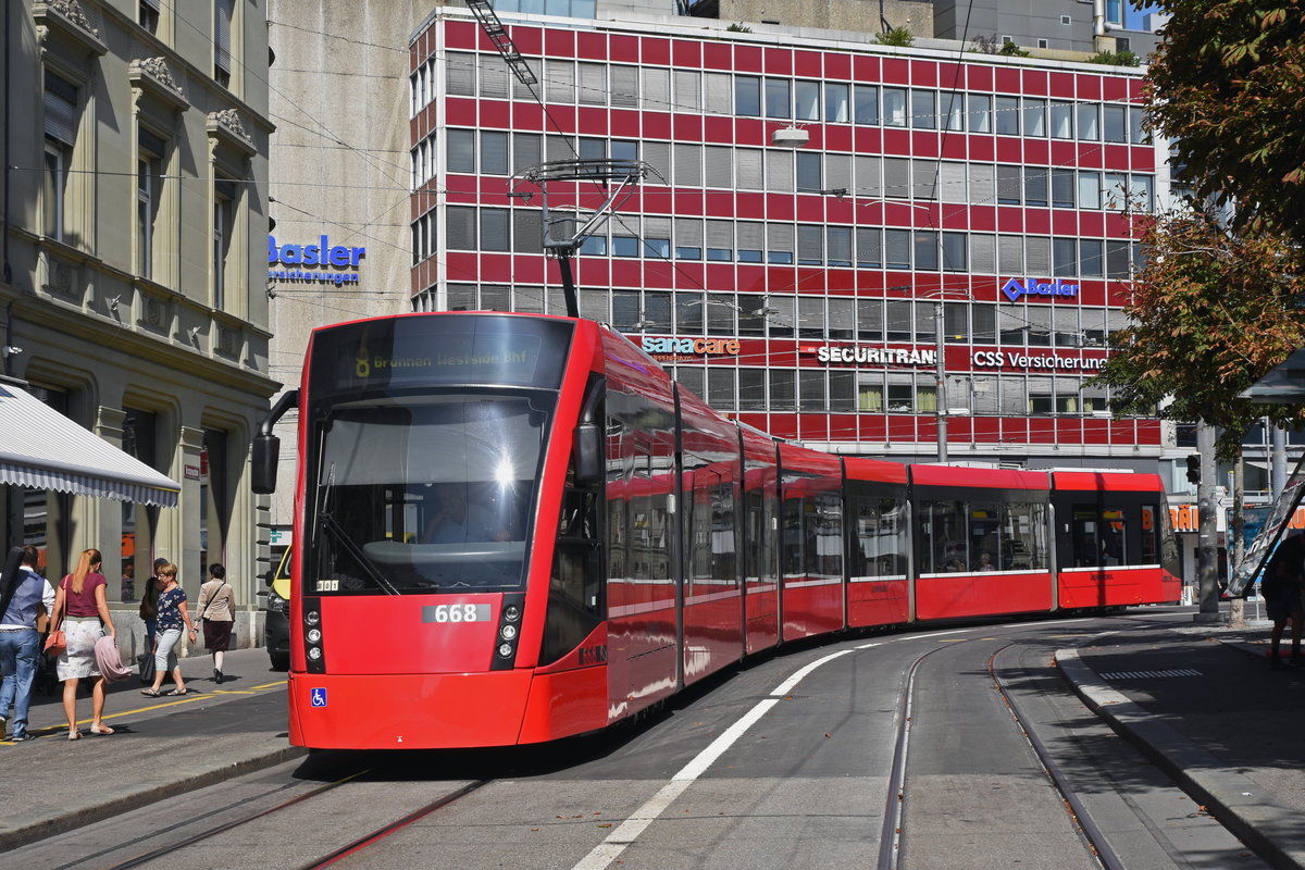 Be 6/8 Combino 668, auf der Linie 8, fährt bei der Haltestelle Hirschengraben ein. Die Aufnahme stammt vom 16.09.2019.