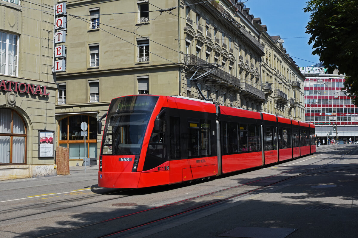 Be 6/8 Combino 668, auf der Linie 8, verlässt die Haltestelle Hirschengraben. Die Aufnhame stammt vom 21.08.2021.