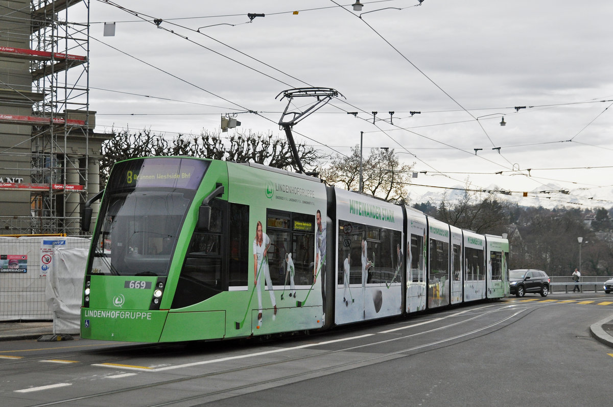 Be 6/8 Combino 669 mit der Werbung für die Lindenhofgruppe, auf der Linie 8, fährt zur Haltestelle Zytglogge. Die Aufnahme stammt vom 19.12.2018.