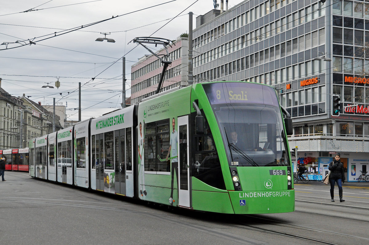 Be 6/8 Combino 669 mit der Werbung für die Lindenhofgruppe, auf der Linie 8, fährt zur Haltestelle beim Bahnhof Bern. Die Aufnahme stammt vom 19.12.2018.
