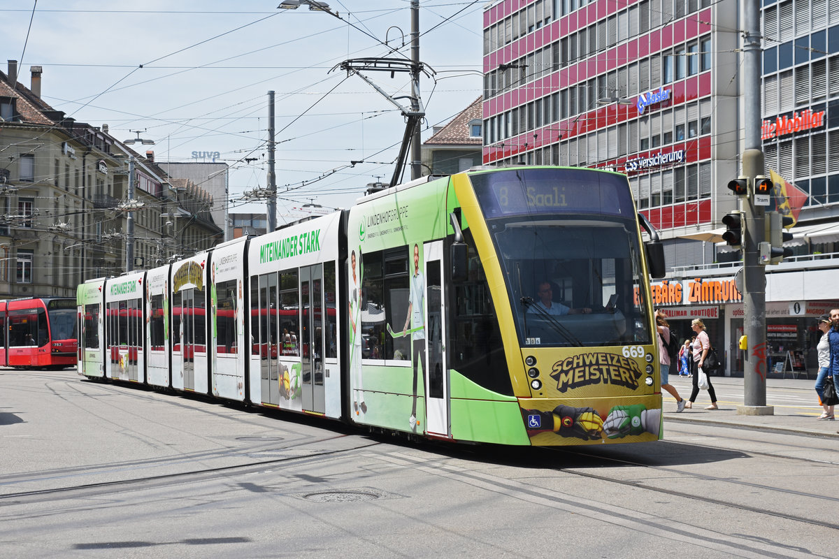 Be 6/8 Combino 669 mit der Werbung für die Lindenhofgruppe, gratuliert dem SC Bern für den Schweizermeistertitel im Eishockey. Hier fährt der Combino auf der Linie 8 zur Haltestelle beim Bahnhof Bern. Die Aufnahme stammt vom 25.06.2019.