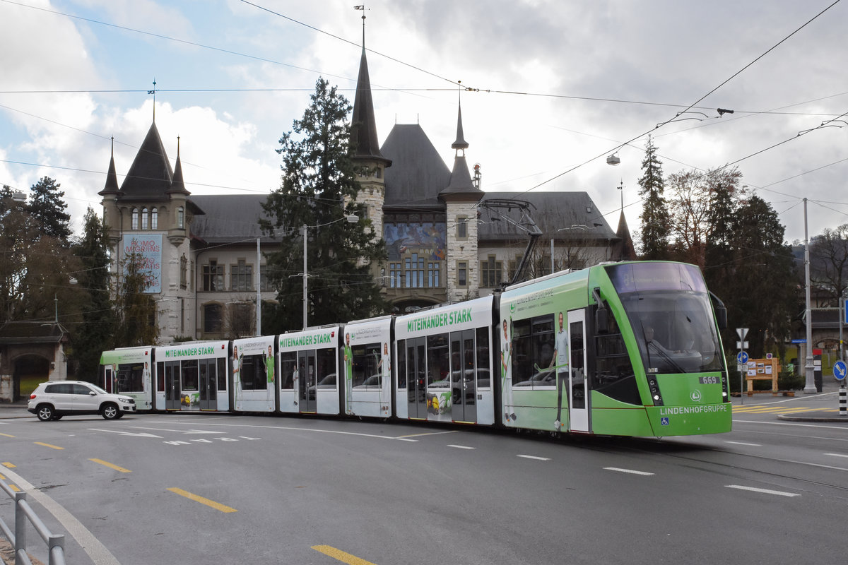 Be 6/8 Combino 669 mit der Werbung für die Lindenhofgruppe, auf der Linie 8, verlässt die Haltestelle Helvetiaplatz. Die Aufnahme stammt vom 21.12.2019.