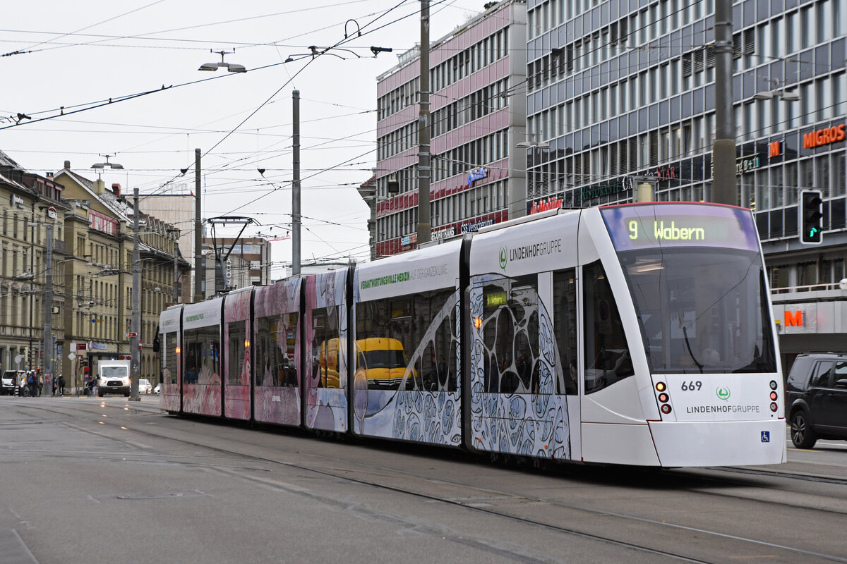 Be 6/8 Combino 669 mit der Werbung für die Lindenhofgruppe, auf der Linie 9, fährt zur Haltestelle Hirschengraben. Die Aufnahme stammt vom 30.11.2021.