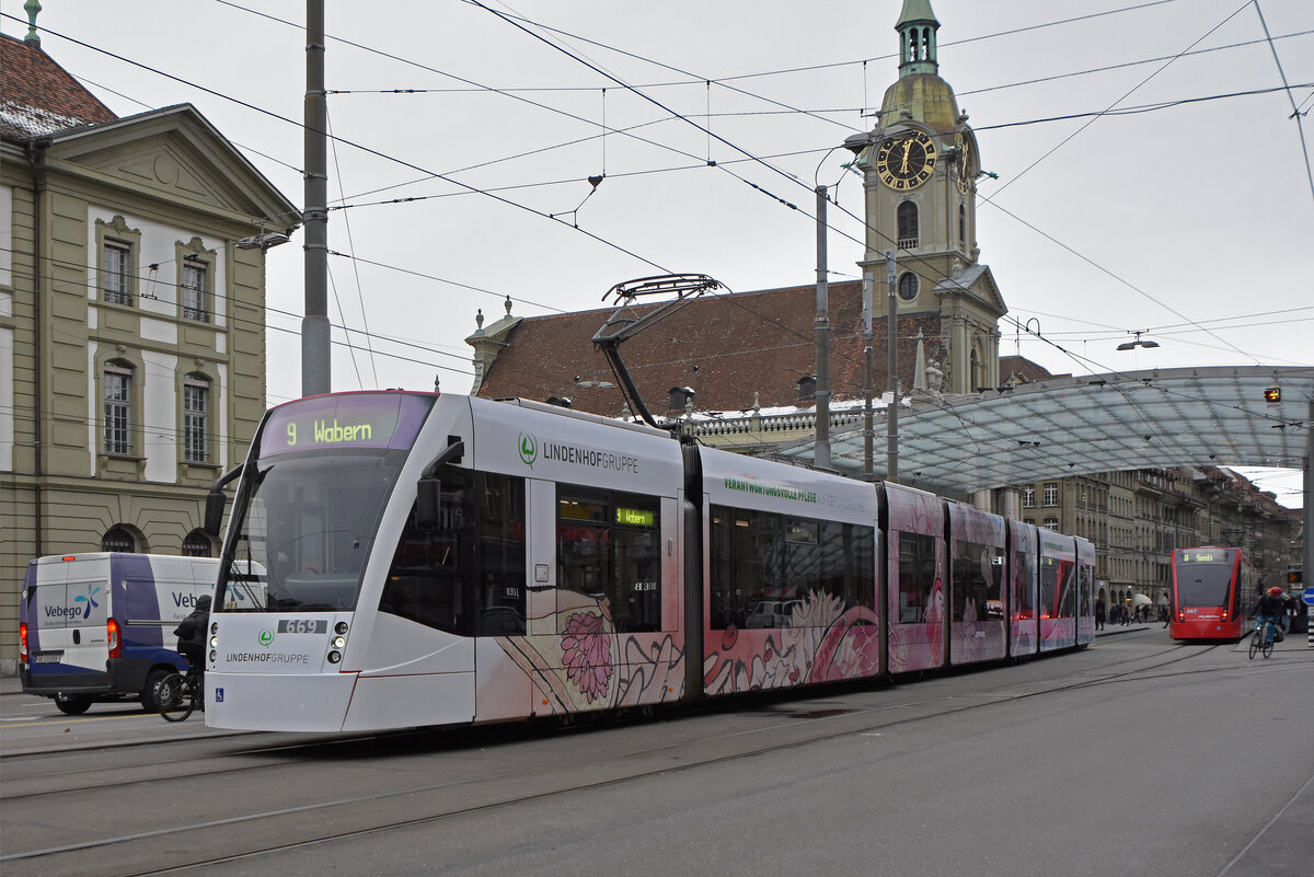 Be 6/8 Combino 669 mit der Werbung für die Lindenhofgruppe, auf der Linie 9, fährt zur Haltestelle Hirschengraben. Die Aufnahme stammt vom 30.11.2021.