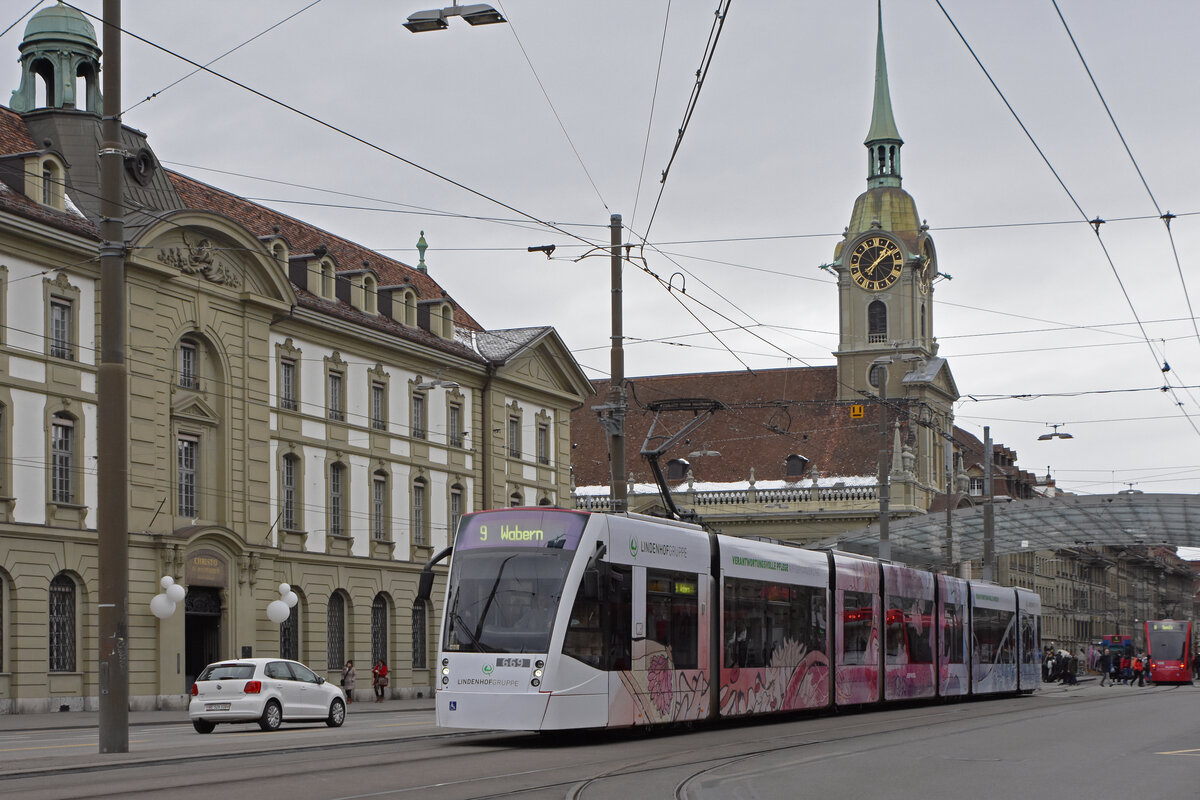 Be 6/8 Combino 669 mit der Werbung für die Lindenhofgruppe, auf der Linie 9, fährt zur Haltestelle Hirschengraben. Die Aufnahme stammt vom 30.11.2021.