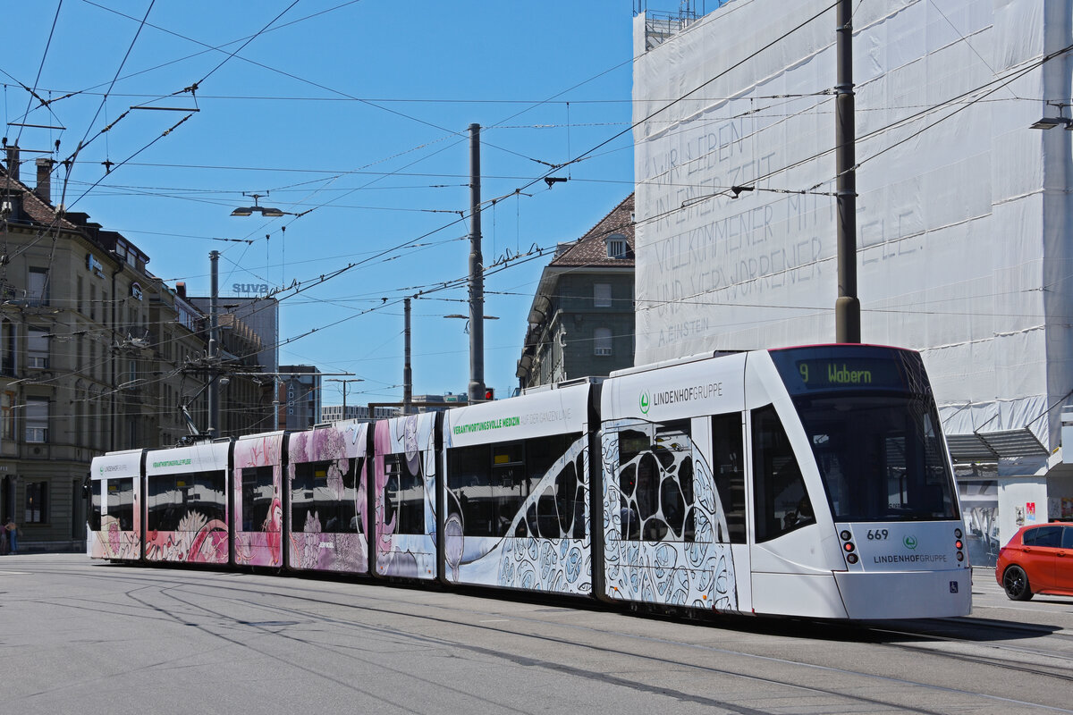 Be 6/8 Combino 669 mit der Werbung für die Lindenhofgruppe, auf der Linie 9, fährt zur Haltestelle Hirschengraben. Die Aufnahme stammt vom 08.07.2022.