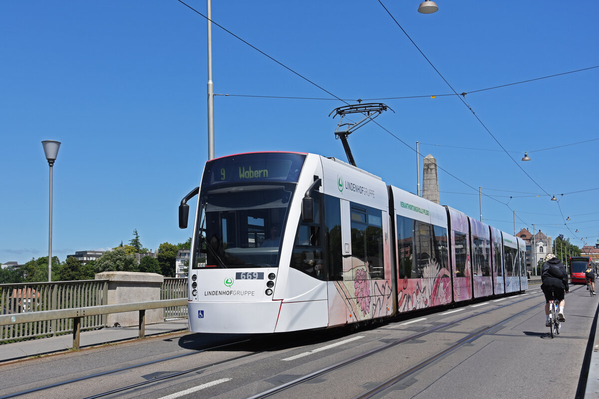 Be 6/8 Combino 669 mit der Werbung für die Lindenhofgruppe, auf der Linie 9, überquert die Kornhausbrücke. Die Aufnahme stammt vom 08.07.2022.