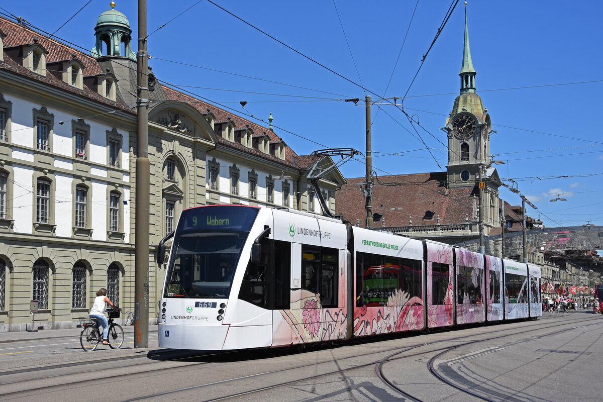 Be 6/8 Combino 669 mit der Werbung für die Lindenhofgruppe, auf der Linie 9, fährt am 08.07.2022 zur Haltestelle Hirschengraben.