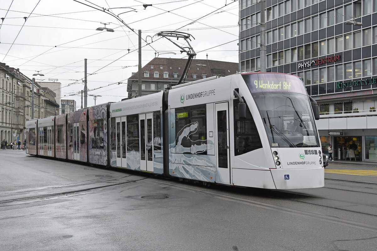 Be 6/8 Combino 669 mit der Werbung für die Lindenhofgruppe, auf der Linie 9, fährt am 17.04.2023 zur Haltestelle beim Bahnhof Bern.