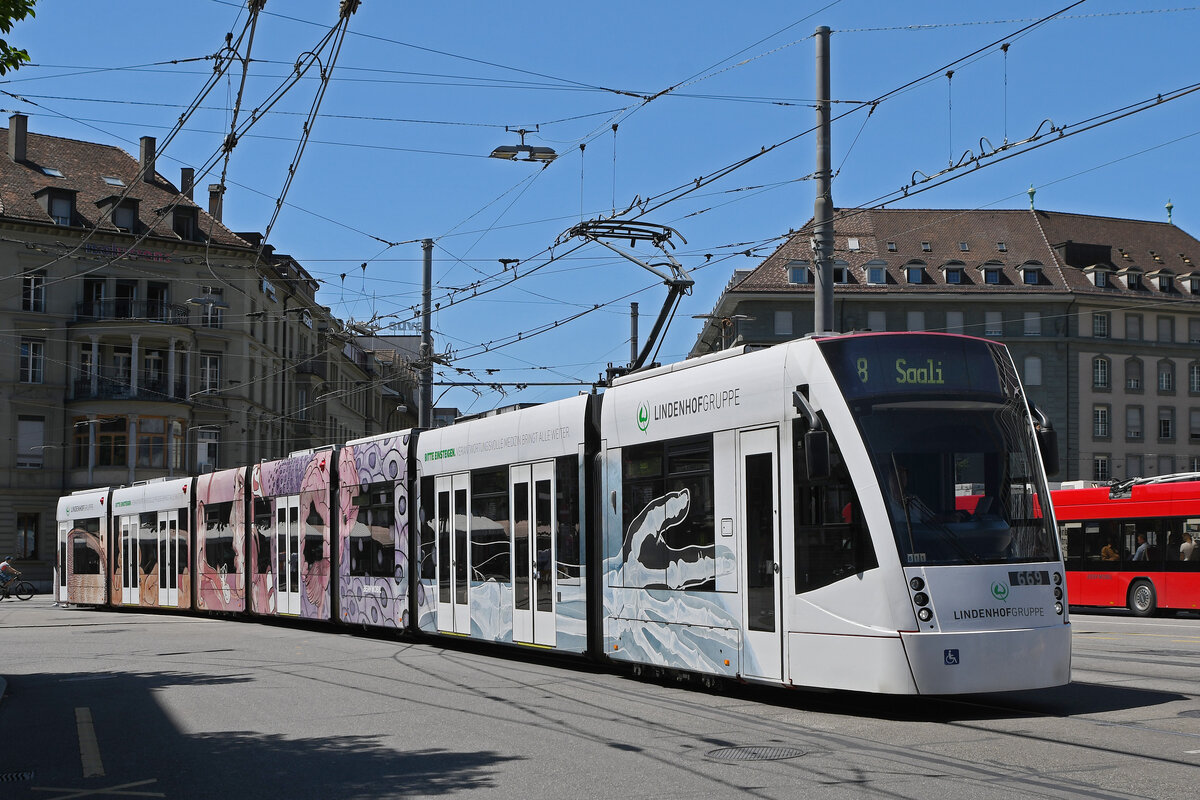 Be 6/8 Combino 669 mit der Werbung für die Lindenhofgruppe, auf der Linie 8, fährt am 20.07.2023 zur Haltestelle beim Bahnhof Bern.
