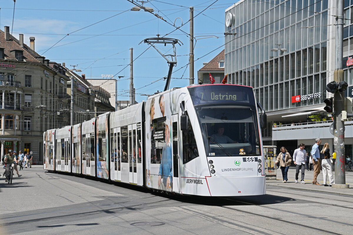 Be 6/8 Combino 669 mit der Werbung f�r die Lindenhofgruppe, auf der Linie 7, f�hrt am 15.06.2026 zur Haltestelle beim Bahnhof Bern.