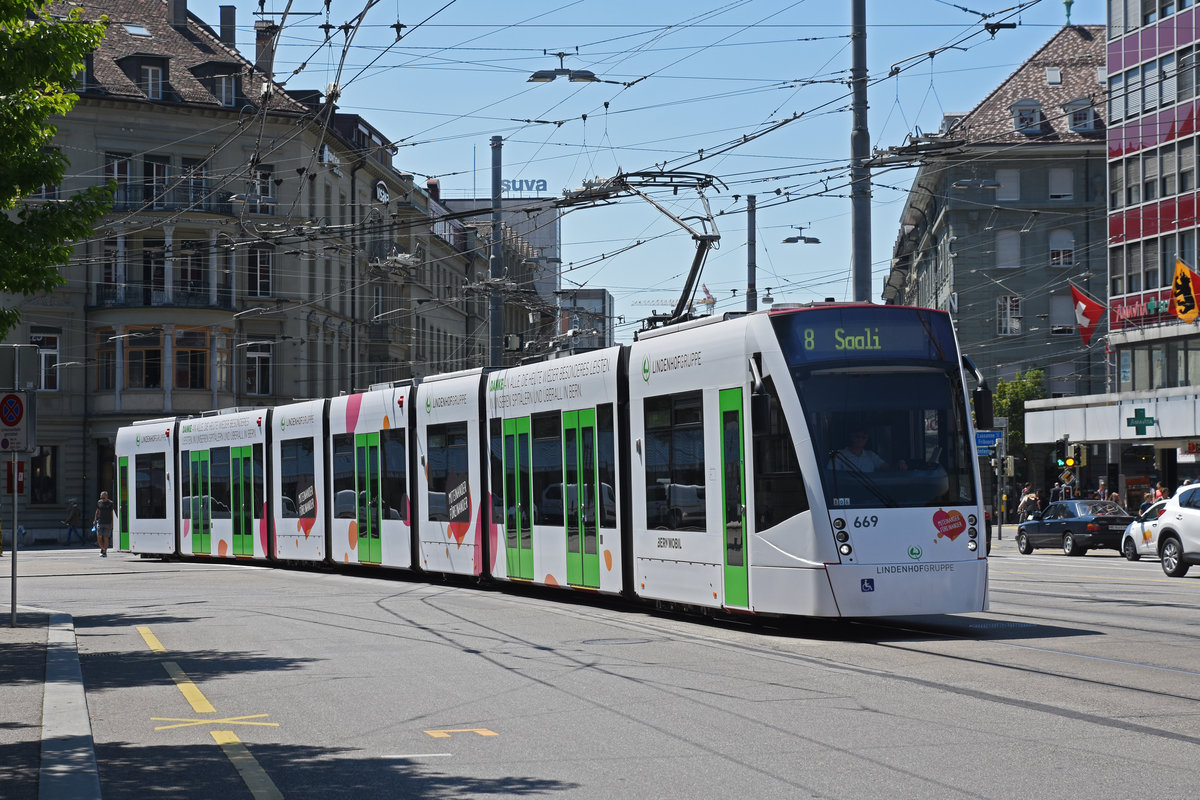 Be 6/8 Combino 669,mit der Werbung für die Lindenhofgruppe, auf der Linie 8, fährt zur Haltestelle beim Bahnhof Bern. Die Aufnahme stammt vom 24.06.2020.