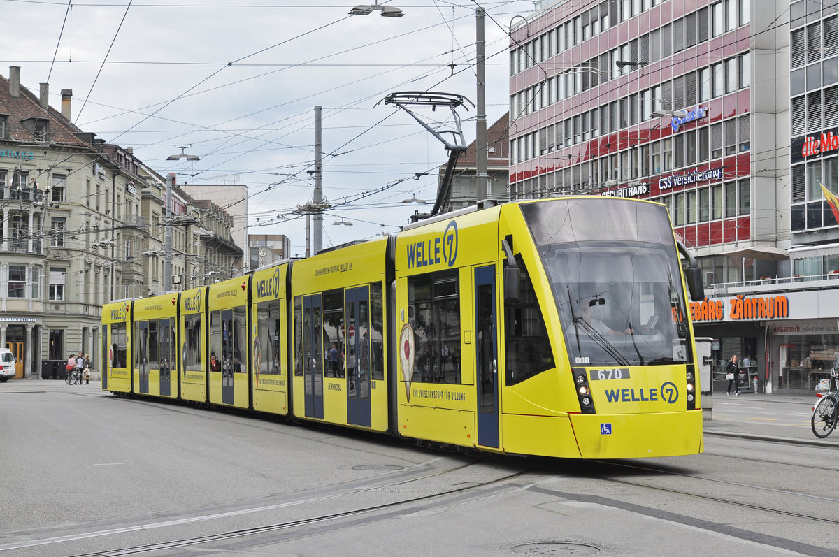 Be 6/8 Combino 670, mit der Werbung für Welle 7, fährt zur Haltestelle der Linie 9 beim Bahnhof Bern. Die Aufnahme stammt vom 09.06.2017.