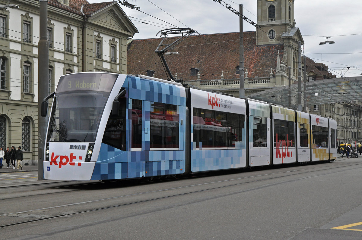 Be 6/8 Combino 670 mit der KPT Werbung, auf der Linie 9, fährt zur Haltestelle Hirschengraben. Die Aufnahme stammt vom 19.12.2018.