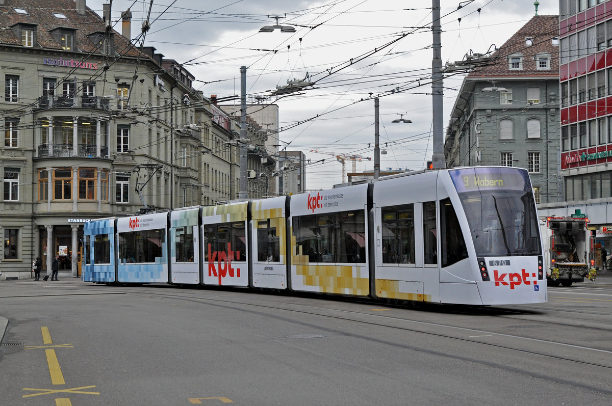 Be 6/8 Combino 670 mit der KPT Werbung, auf der Linie 9, fährt zur Haltestelle Hirschengraben. Die Aufnahme stammt vom 19.12.2018.