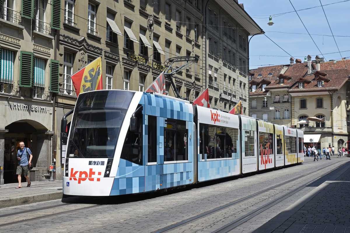 Be 6/8 Combino 670 mit der KPT Werbung, auf der Linie 8, bedient die Haltestelle Bärenplatz. Die Aufnahme stammt vom 25.06.2019.