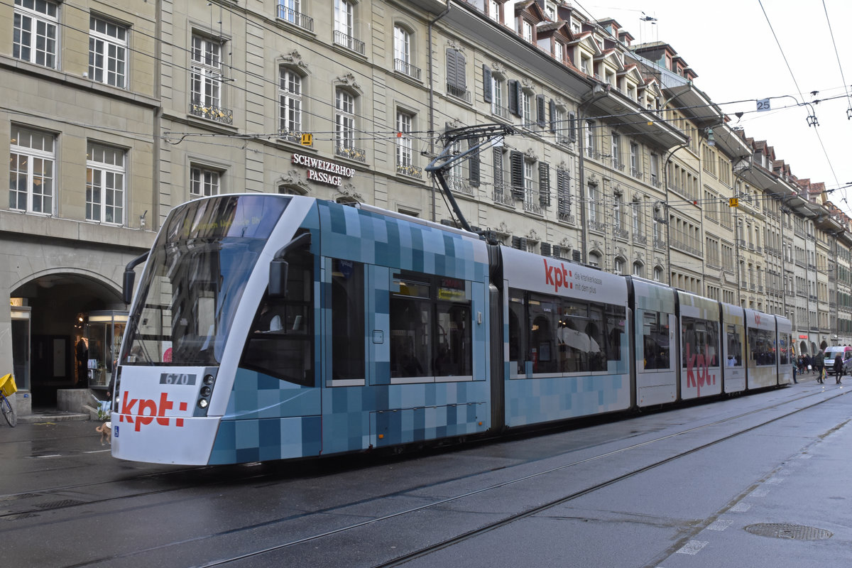 Be 6/8 Combino 670 mit der KPT Werbung, auf der Linie 8, fährt durch die Spitalgasse. Die Aufnahme stammt vom 21.12.2019.
