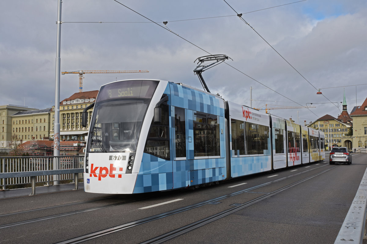 Be 6/8 Combino 670 mit der KPT Werbung, auf der Linie 8, überquert die Kirchenfeldbrücke. Die Aufnahme stammt vom 21.12.2019.