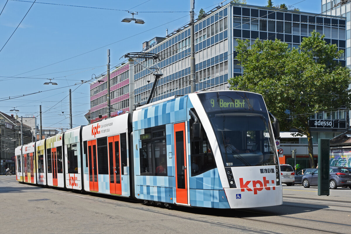 Be 6/8 Combino 670 mit der KPT Werbung, auf der Linie 9, fährt zur Haltestelle beim Bahnhof Bern. Die Aufnahme stammt vom 21.08.2021.