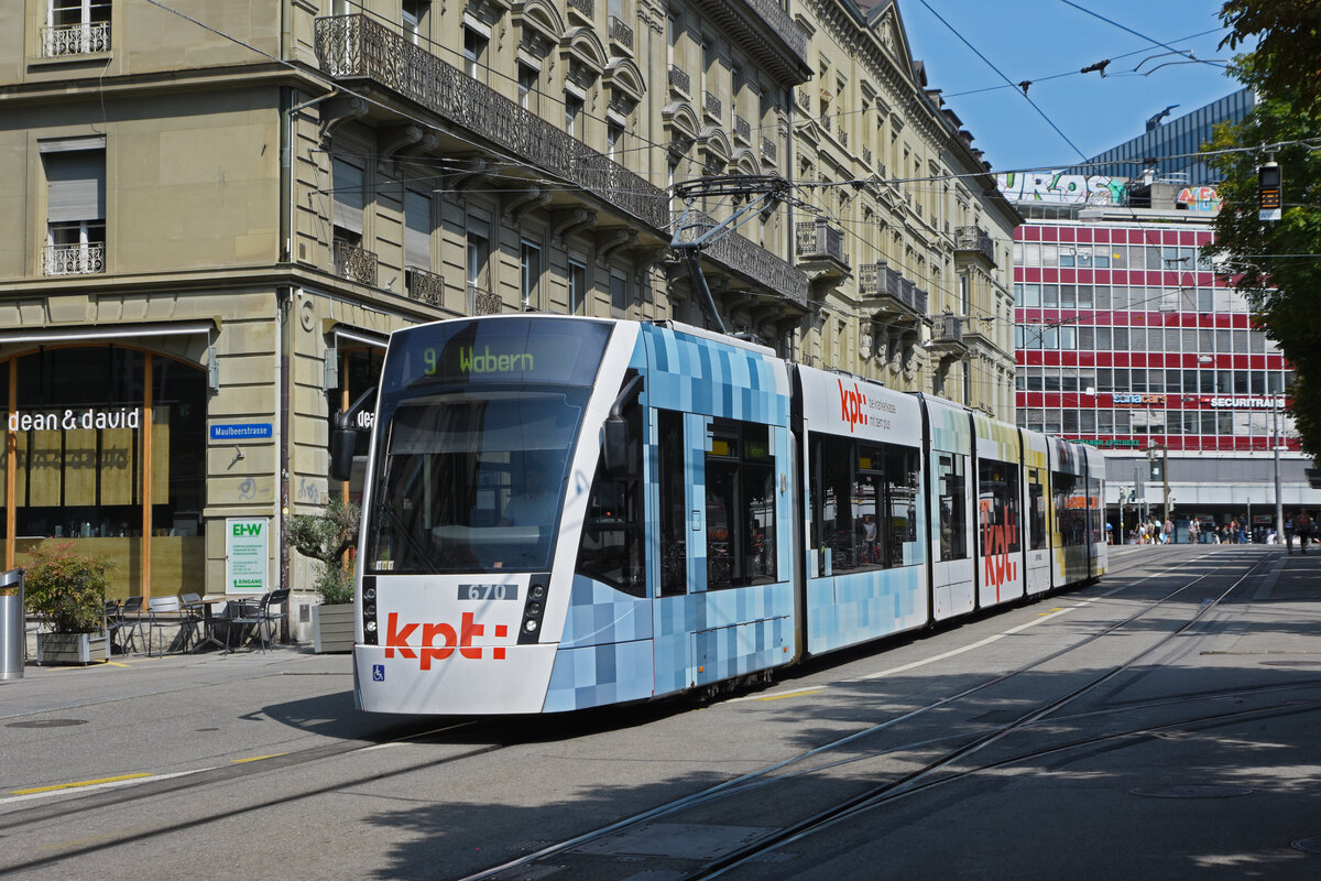 Be 6/8 Combino 670 mit der KPT Werbung, auf der Linie 9, verlässt die Haltestelle Hirschengraben. Die Aufnahme stammt vom 21.08.2021.