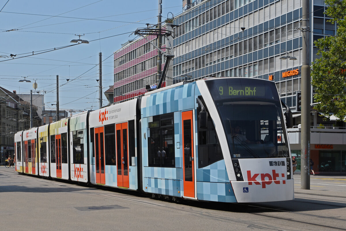 Be 6/8 Combino 670 mit der KPT Werbung, auf der Linie 9, fährt zur Haltestelle beim Bahnhof Bern. Die Aufnahme stammt vom 21.08.2021.
