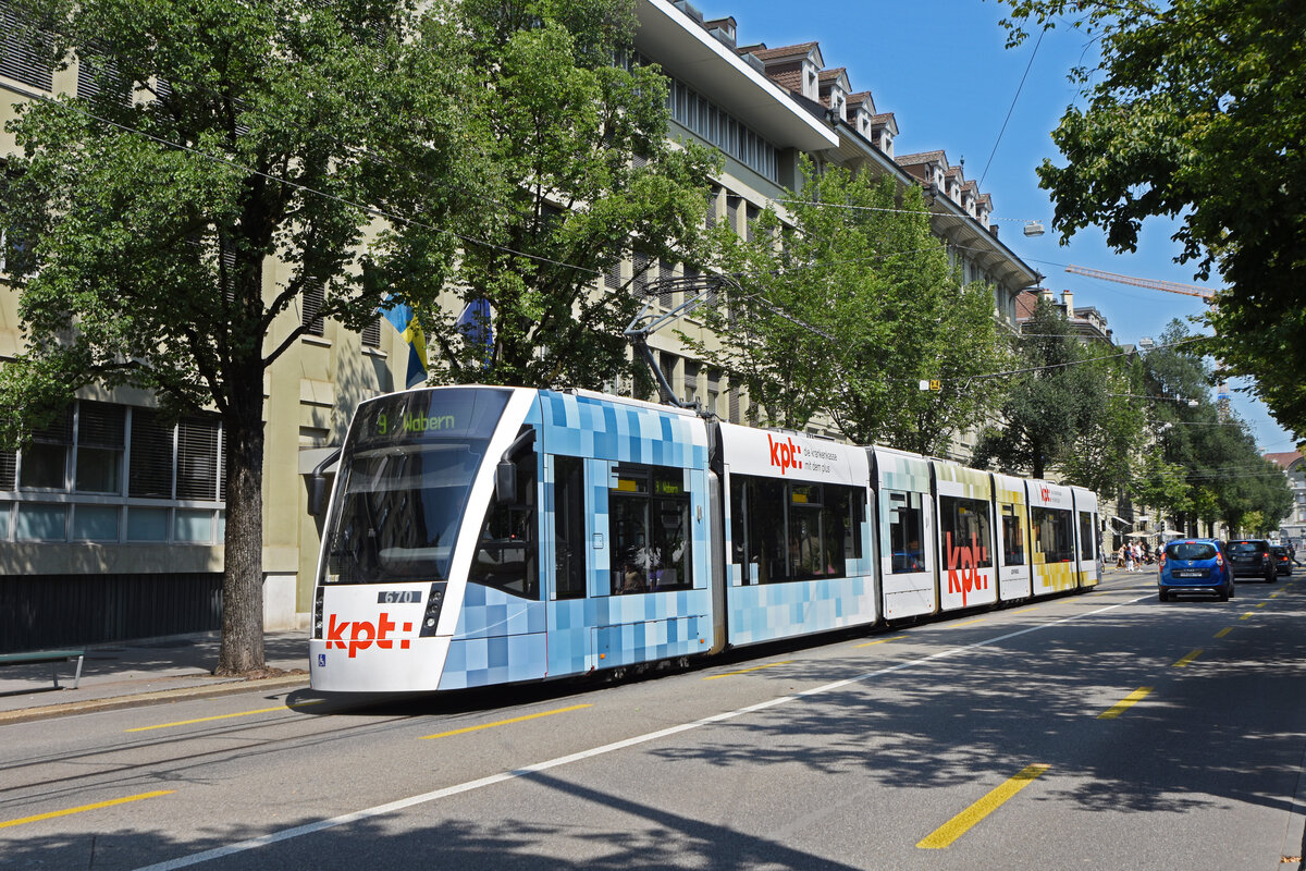 Be 6/8 Combino 670 mit der KPT Werbung, auf der Linie 9, fährt durch die Bundesgasse. Die Aufnahme stammt vom 21.08.2021.