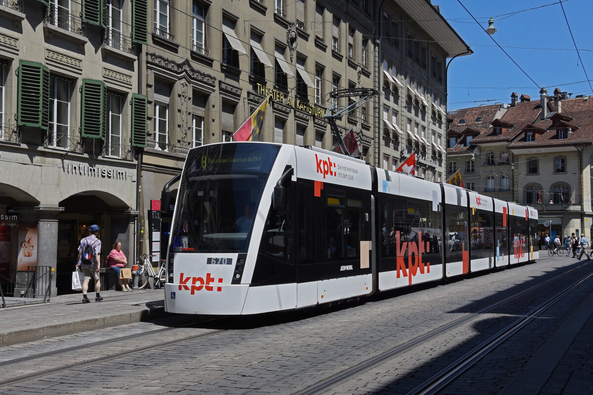 Be 6/8 Combino 670 mit der KPT Werbung, auf der Linie 8, bedient die Haltestelle Bärenplatz. Die Aufnahme stammt vom 08.07.2022.