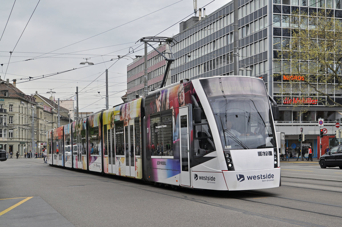 Be 6/8 Combino 670, mit einer Werbung für Westside, fährt vom Bubenbergplatz Richtung Bahnhof Bern. Die Aufnahme stammt vom 09.05.2016.