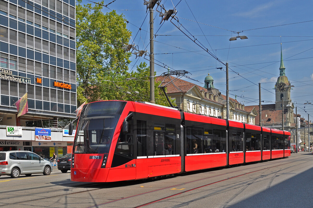 Be 6/8 Combino 671, auf der Linie 8, fährt am 12.08.2015 zur Haltestelle Hirschengraben.